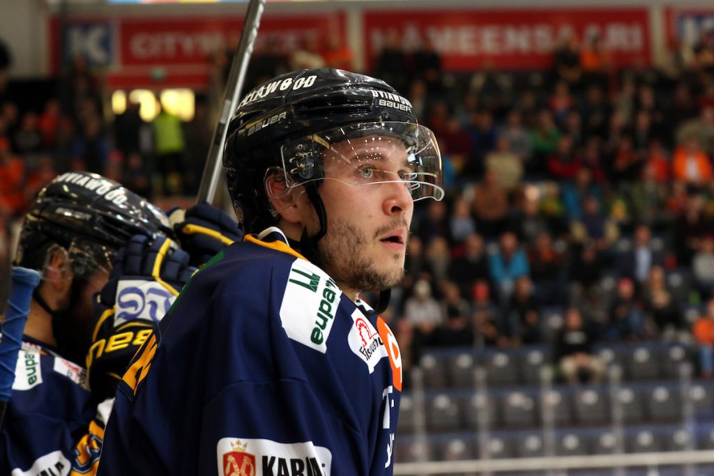 27.9.2016, Ritari Areena, Hämeenlinna. Jääkiekon SM-liiga 2016-17. Hämeenlinnan Pallokerho - Rauman Lukko. Jesse Virtanen - Lukko