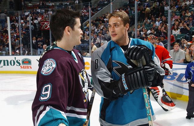 Paul Kariya talks with Teemu Selanne