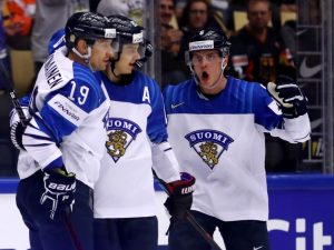 Tähtipuolustaja Julius Honka vaihtaa jälleen maisemaa – edessä lyhyt visiitti getty_savinainenvelimattiahosebastianhonkajuliusleijonat20180507