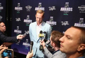 Pekka Rinne kuittaili töppäilleelle supertähdelle – hulvaton kuitti sai yleisön ulvomaan NHL Draftissa 2018 NHL Awards  Nominee Media Availability