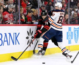 NHL:stä vakipaikkaa kärkkyvän suomalaispakin kehitysaskeleet kiinnittivät luotsin huomion – ”Hänen pelaamisensa kiekon kanssa on parantunut” getty_niemelainenmarkus20221027