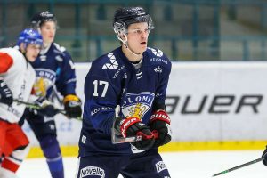 Suomalaislupaukselta mojova taklaus ja voittomaali päälle – Sebastian Aho suivaantui pml_kemelljoakim20221215