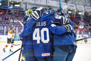 Tässä on Suomen joukkue huhtikuussa pelattaviin naisten MM-kisoihin! hl_naisleijonatkuvitus20230413