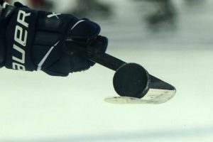 Liiga-seura pelaajakaupoilla – värväsi NHL-valmentajan pojan rapakon takaa aop_kuvitus20250420