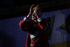 HIFK: seuralegendan paita nousee kattoon! aop_petrelllenart20251022