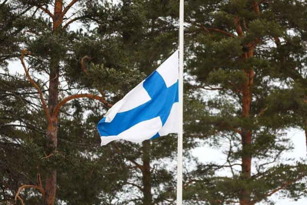 aop_suomen_lippu_puolitangossaa (1)